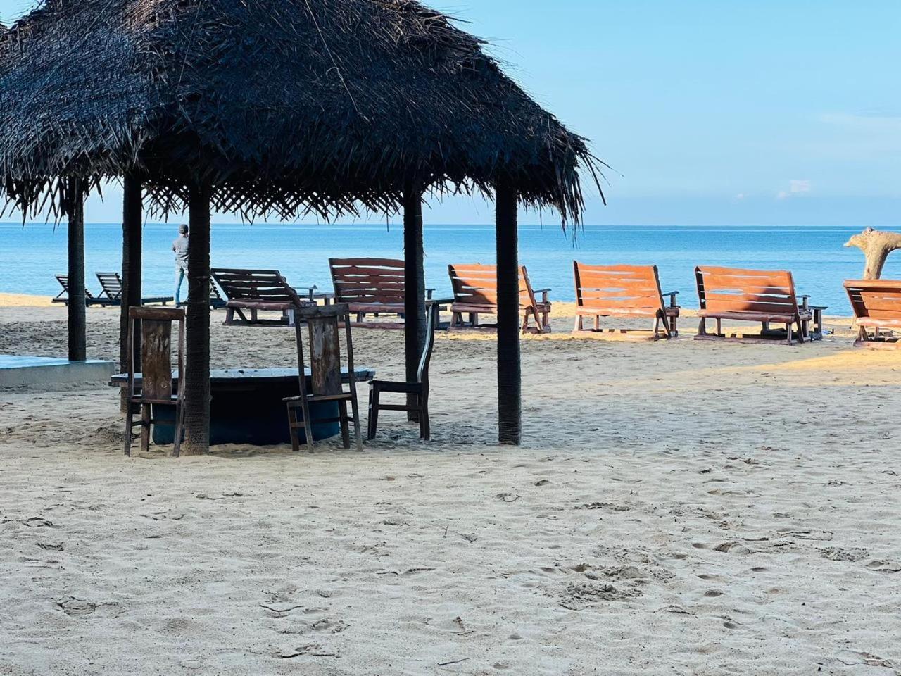 Omeesha Beach Hotel Kalpitiya Bagian luar foto