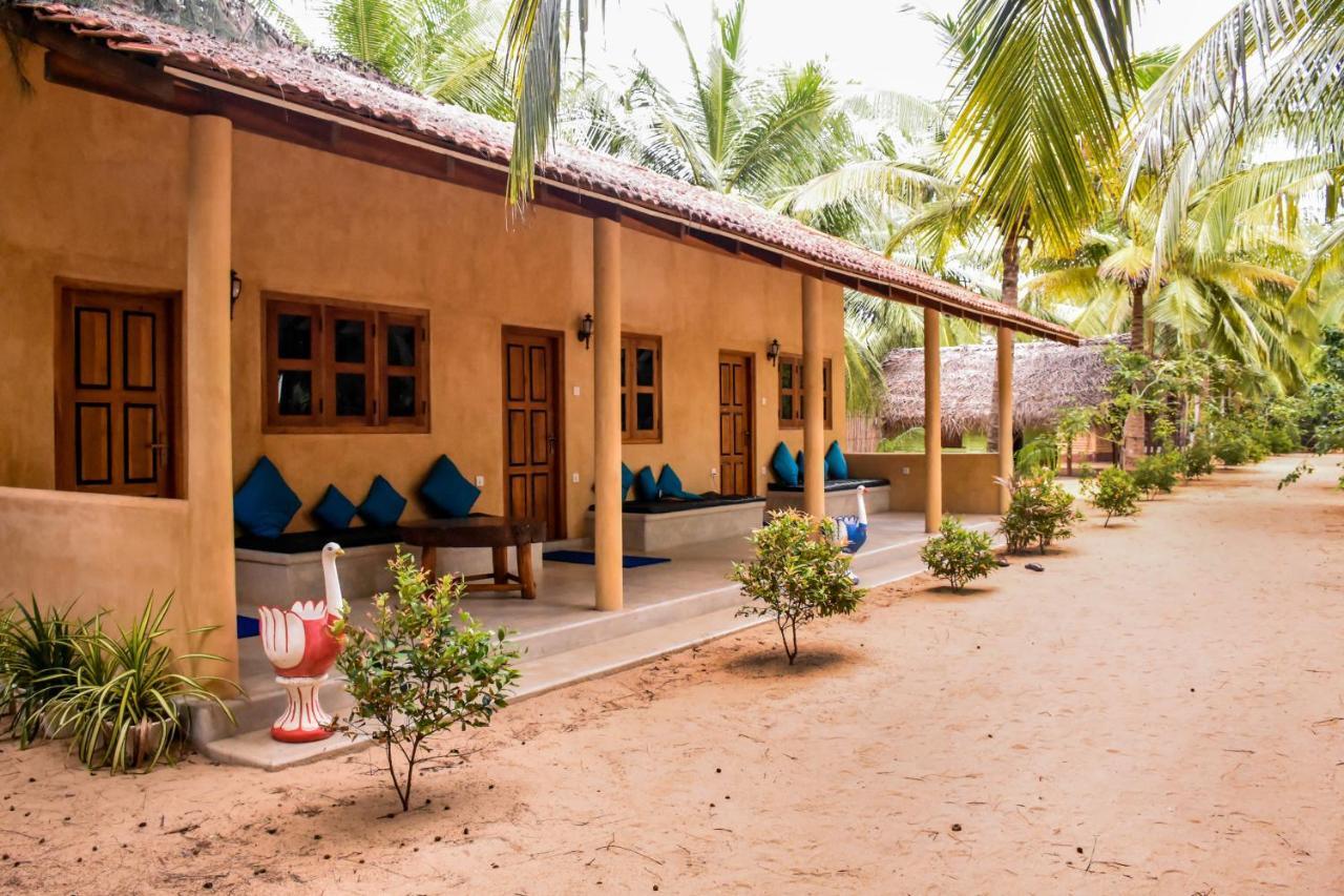 Omeesha Beach Hotel Kalpitiya Bagian luar foto